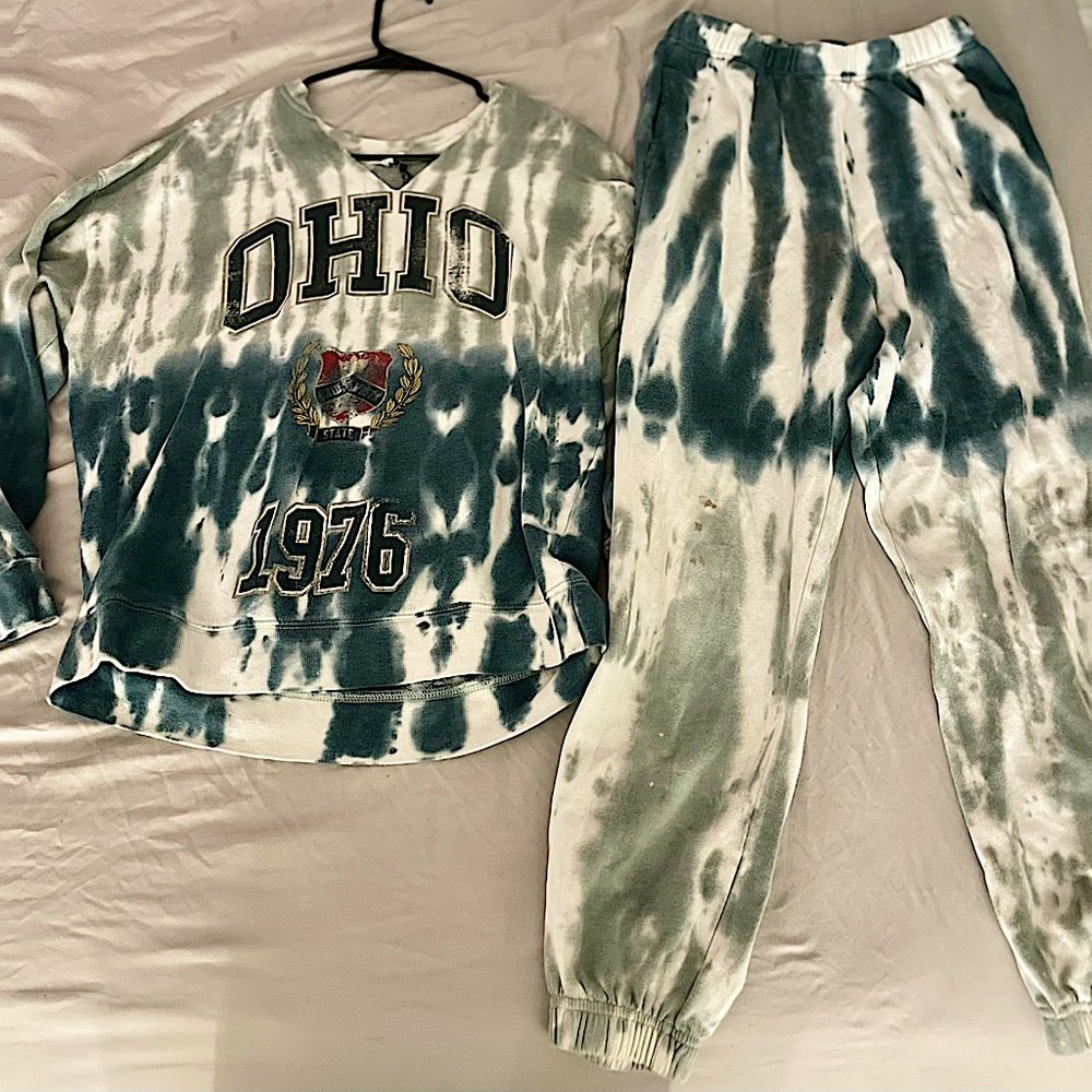 Matching crewneck & sweatpants!